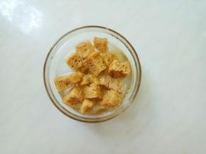 烤麸温水泡发。