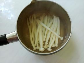 海鲜菇过一下热水。