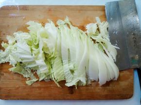 白菜横切宽丝。