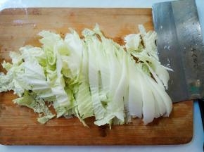 白菜横切宽丝。