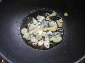 热锅花椒爆香，下葱姜蒜爆香。