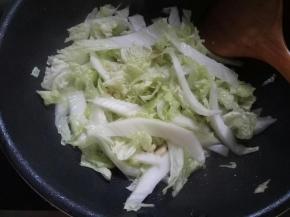 下白菜炒出水分后盛出。