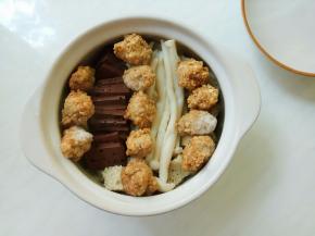 白菜铺底，码上烤麸，猪血，海鲜菇，肉丸，添入开水。大火煮开，盖盖小火煮15分钟。