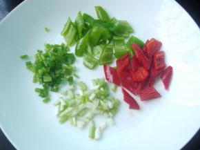 青、红椒切小块； 葱切段