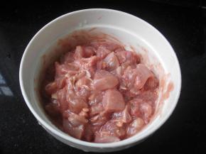 鸡腿肉切丁后，加入压成泥的腐乳与腐乳汁一起拌匀腌1小时至入味