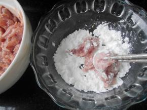 腌好的鸡丁沾一层薄淀粉