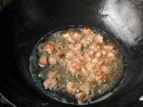 入油锅中炸至金黄，捞出沥油