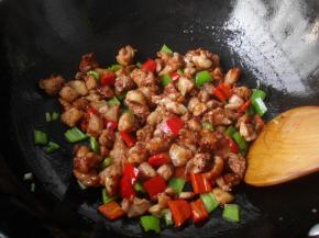 再倒入鸡块炒匀即可