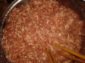 把调料和肉末调好，要用筷子拌的肉末有韧性
