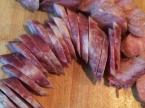 把香肠切片