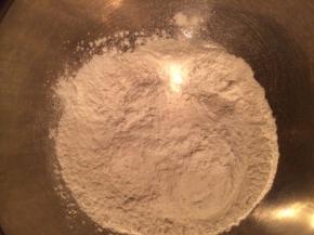 将200克冰皮预拌粉倒进盘子里