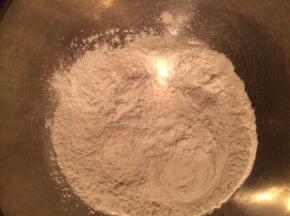 将200克冰皮预拌粉倒进盘子里