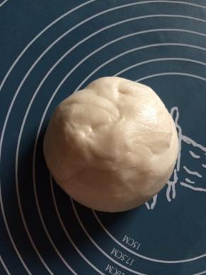 然后不断的揉搓至光滑的面团