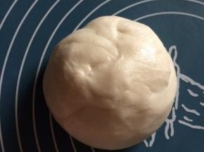 然后不断的揉搓至光滑的面团