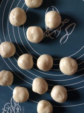 然后分成15克的小球并搓圆