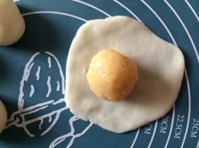 再包上35克的奶黄馅
