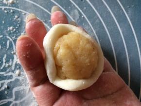 慢慢的包起来，利用模具按出形状