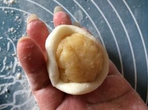 慢慢的包起来，利用模具按出形状