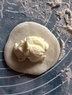 也可以在里面包上冰淇淋