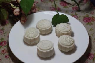 放在冰箱里冷藏两小时以上再食用，口感更好。