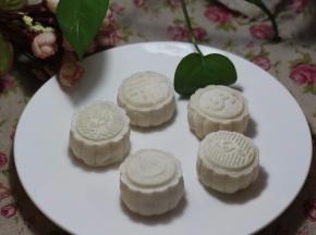 放在冰箱里冷藏两小时以上再食用，口感更好。