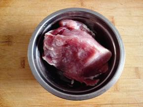 1.	先把猪肉清洗干净，