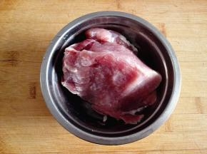 1.	先把猪肉清洗干净，