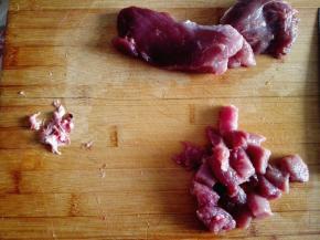 2.	将猪肉中的肉筋去除，切成小块，大约1.5厘米见方，再次冲洗干净，