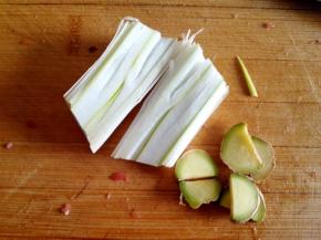 3.	葱切段，姜切片，