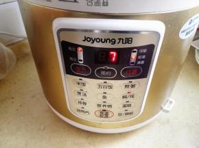 6.	压力锅盖好，选择炖肉功能，大约23分钟，