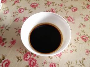 8.	酱油，糖，玉米油放在一起搅拌均匀，