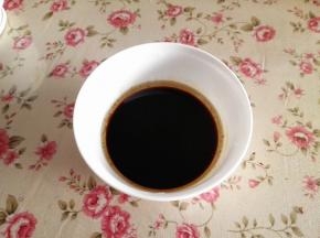 8.	酱油，糖，玉米油放在一起搅拌均匀，