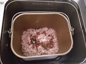 10.	把擀好的猪肉放到面包机里，加入调好的酱汁，