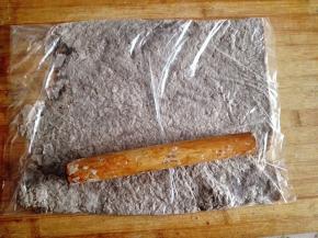 9.	炖好的肉，放凉后，放到保鲜袋里，用擀面杖擀碎，