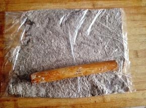 9.	炖好的肉，放凉后，放到保鲜袋里，用擀面杖擀碎，