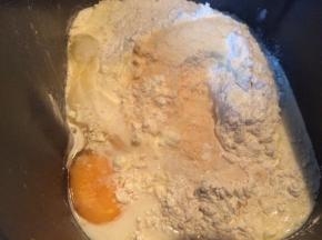 把除了黄油外的所有主材全部投进面包机