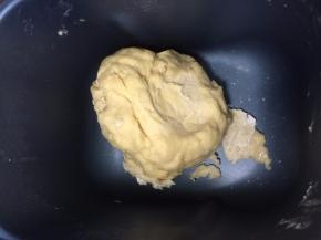 启动面包机，利用和面功能和面20分钟