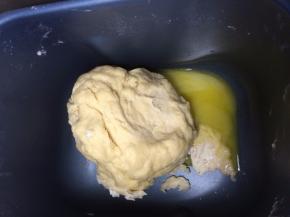 然后加入变软的黄油30克