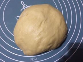 再次启动面包机10分钟，搅成光滑状的面团，并手工整理一下