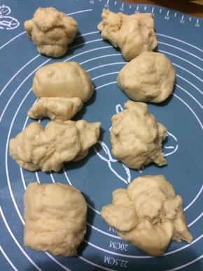 将面团分割成8等份