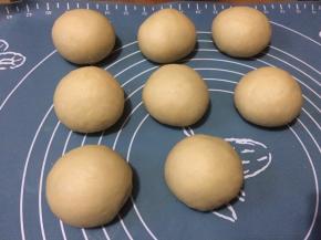 滚圆后盖上保鲜膜，松弛10分钟。