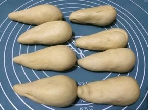用手揉搓成水滴状