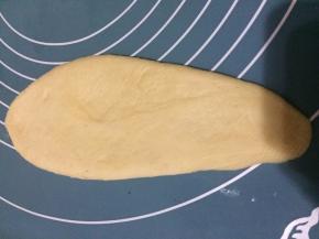 再用排气棒擀成长30厘米的三角形