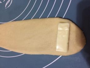 在宽的一头中间放上奶酪片