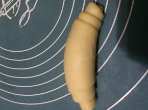 两角向内弯曲，头部的面角要接触烤盘来放