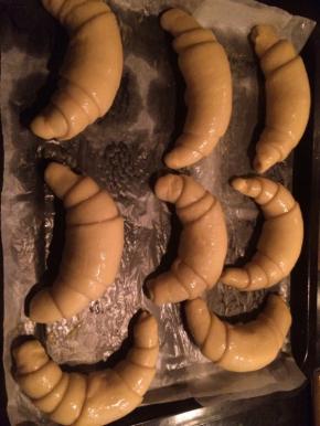 放进烤盘中，盖上保鲜膜，松弛20分钟左右 刷上均匀的蛋黄液