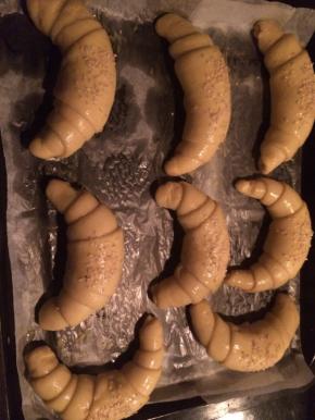 再撒上少许白芝麻，放进预热到180度的烤箱中，烤约20分钟