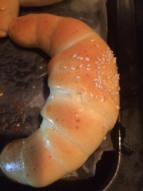 把黄油熔化，涂在面包上再进烤箱烘烤5分钟后再次取出