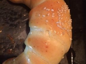 把黄油熔化，涂在面包上再进烤箱烘烤5分钟后再次取出