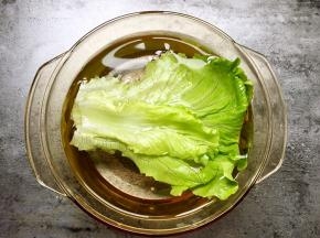 生菜洗净用盐水泡一会儿杀菌。